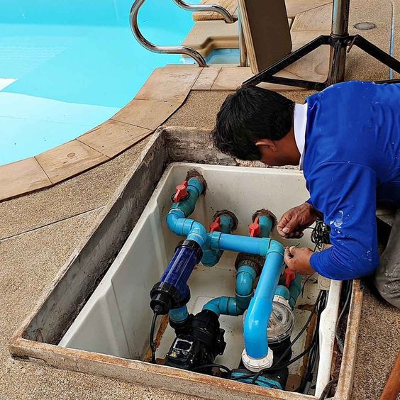 Professional Pool Pump Services Compared to Independent Technicians